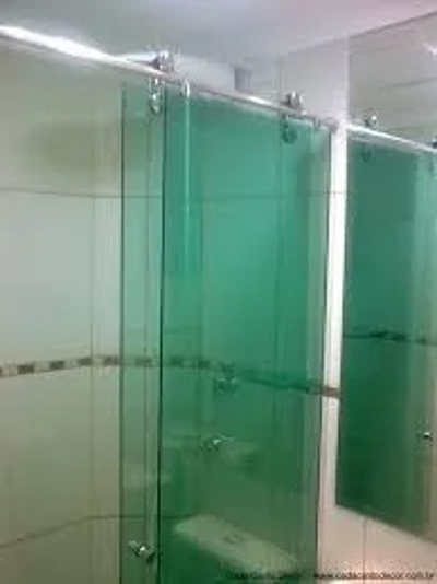 Box de vidro com roldanas aparentes
